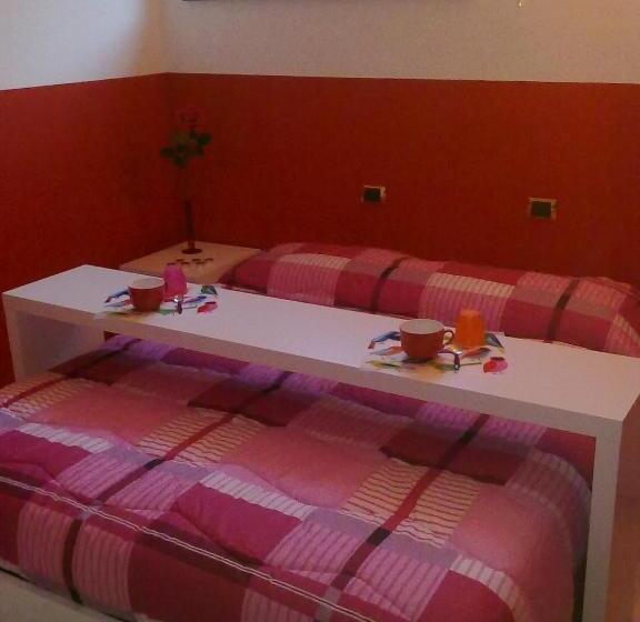Апартаменты 3 Спальни, Affittacamere Valchiavenna Foresteria In Tranquilla Villa Signorile Con Comodo Parcheggio Privato