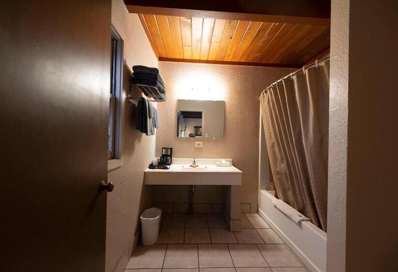 Номер Стандарт, Cedar Inn