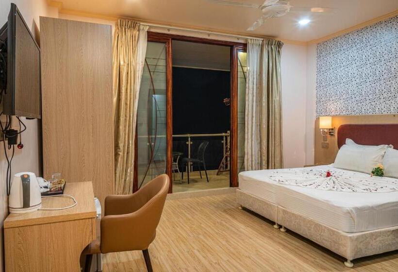 اتاق لوکس با چشم‌انداز شهر, Sunrise Beach