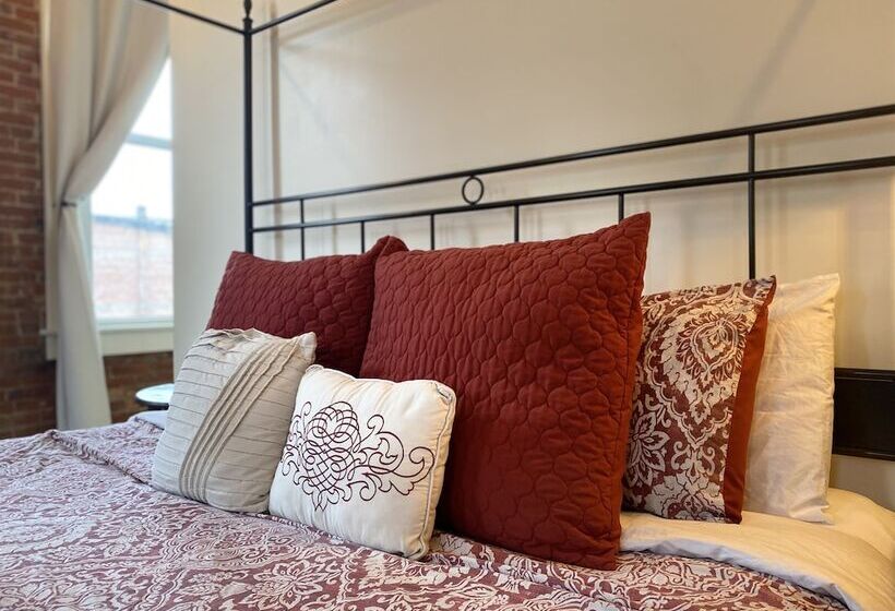 Deluxe Studio, Eighteenninety Sleepover