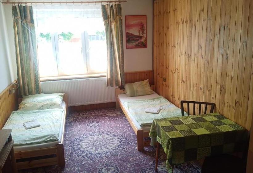 标准三人间, Hostinec Na Návsi