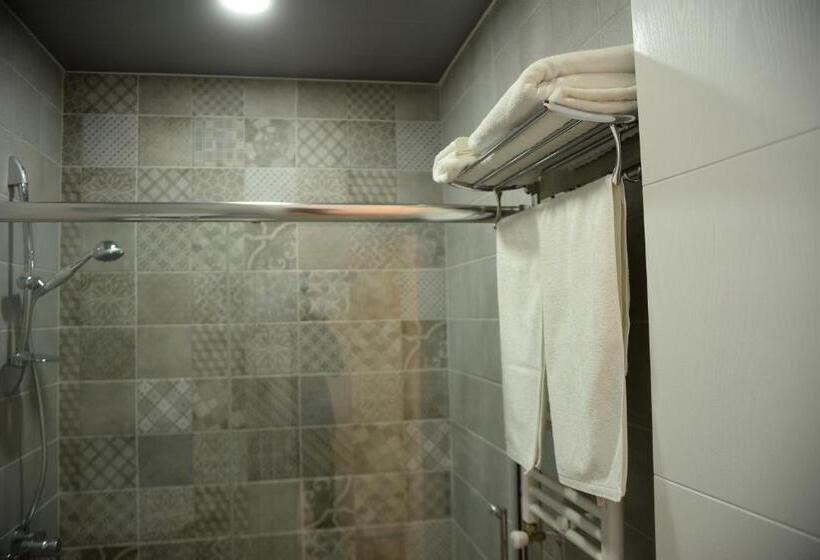 اتاق اکونومی, Guest House Gantiadi