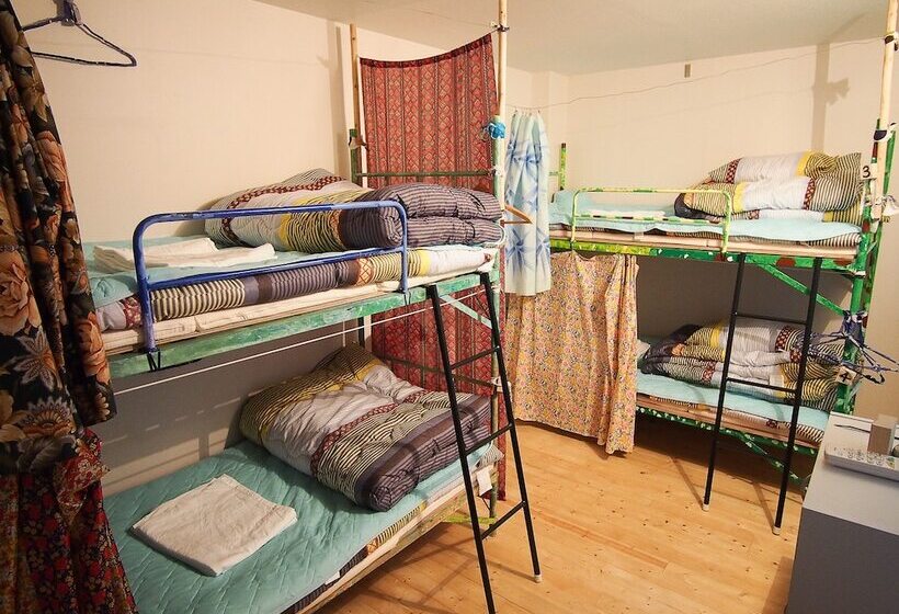 Lit en Chambre Commune, Kamagasaki University Of The Arts Cafe Garden Guest House Aka Cocoroom