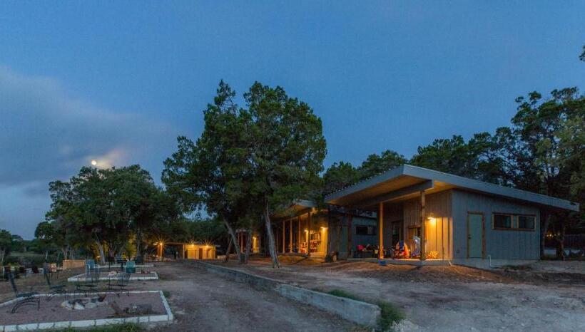 标准三人间, 7a Ranch