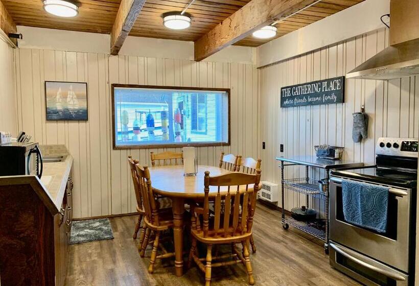 Семейный Номер, Breakers Boutique Inn