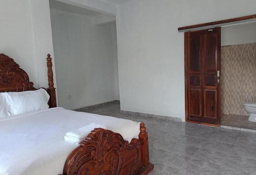 غرفة عائلية مطلّة علي الجبل, Adila Warung And Homestay
