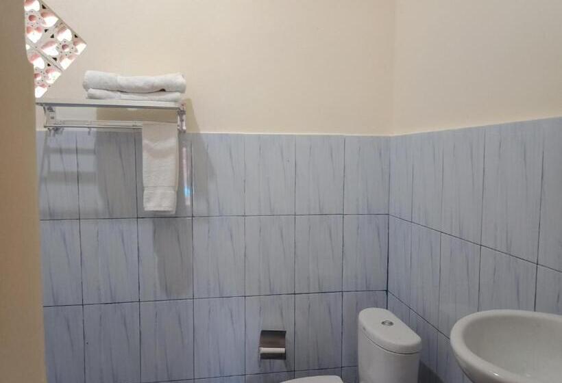 غرفة عائلية مطلّة علي الجبل, Adila Warung And Homestay
