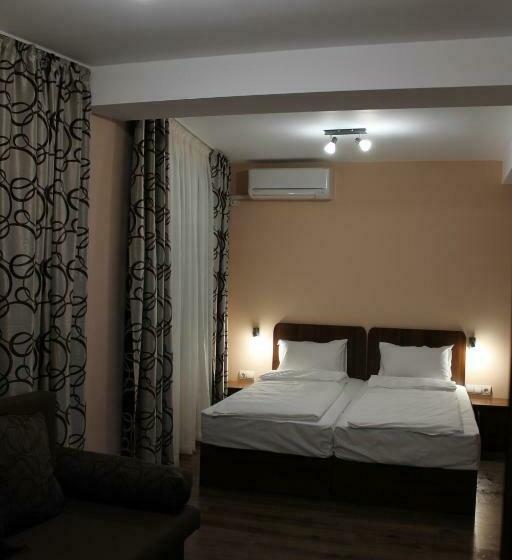 استودیو خانوادگی, Center Guest House