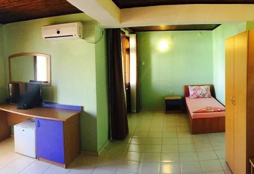 Трехместный Номер Стандарт с Балконом, Paradise Chernomorets