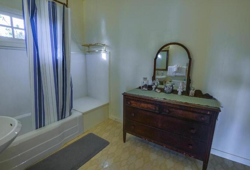 Номер Deluxe, The Captains Quarters