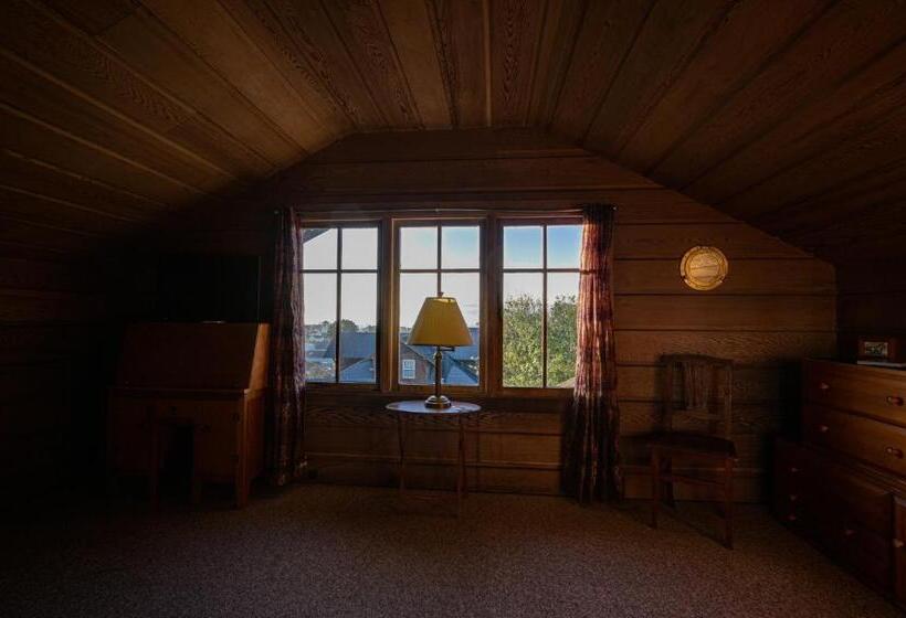 Номер Стандарт Вид на Море, The Captains Quarters