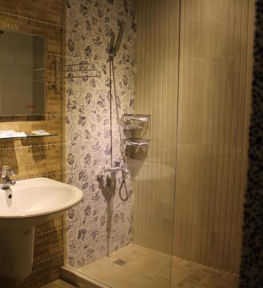 اتاق خانوادگی, Hi Young Castle