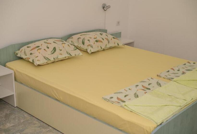 חדר סטנדרט לשלושה עם טרסה, Eleonor Guest House