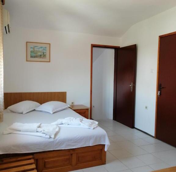 Четырехместный Номер Стандарт Вид на Сад, Ianakiev Guest House