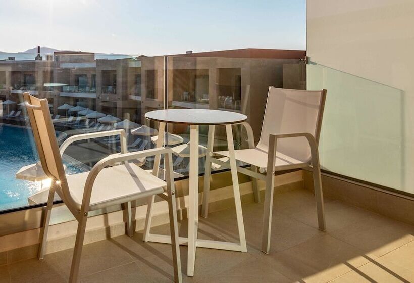 اتاق استاندارد سه تخته با چشم‌انداز استخر, White Olive Elite Laganas
